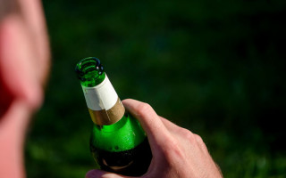 На Київщині жінку притягнули до відповідальності за те, що її син розпивав спиртне біля гаражів