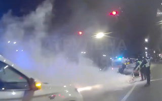 У Києві через зіткнення з автівкою загорівся мопед, відео