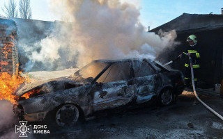В Оболонському районі столиці спалахнув автомобіль
