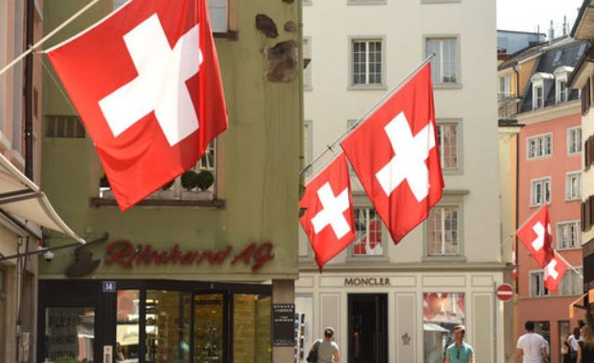 Швейцарские банки начали закрывать счета россиян: что известно