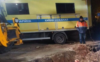У Києві через пошкодження трубопроводу на бульварі Верховної Ради стався витік води на дорогу