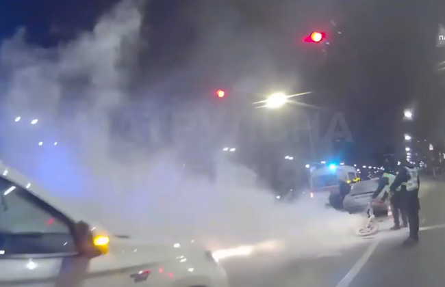 В Киеве из-за столкновения с автомобилем загорелся мопед, видео