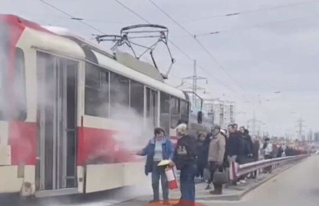 В Киеве во время движения загорелся трамвай с пассажирами, видео