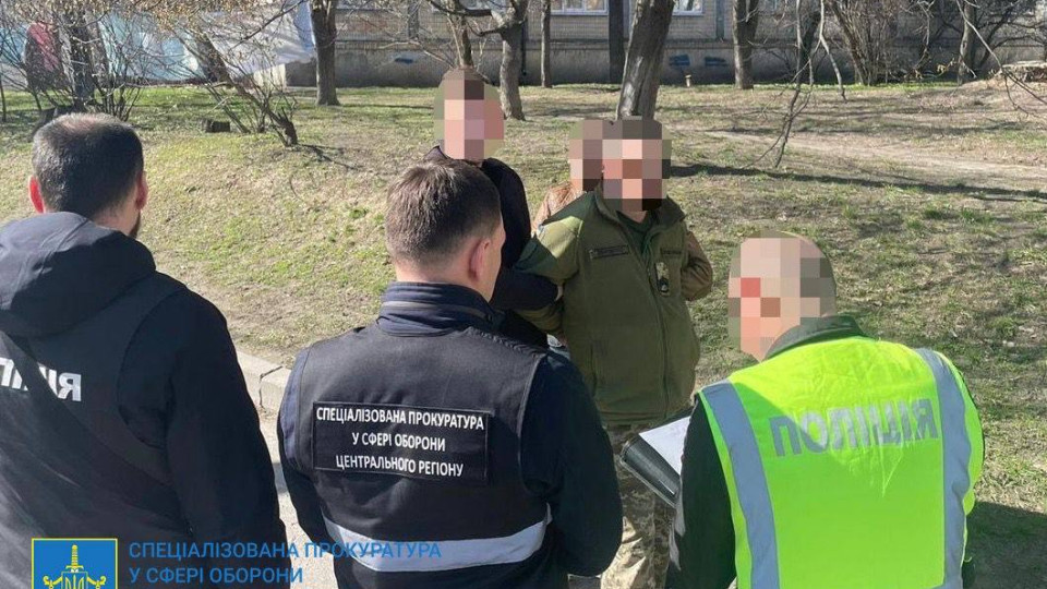 «Допомога» із військовим обліком автомобілів за $900: працівника Київського ТЦК затримали на хабарі