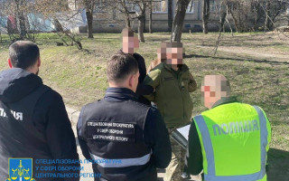 «Помощь» с военным учетом автомобилей за $900: работника Киевского ТЦК задержали на взятке