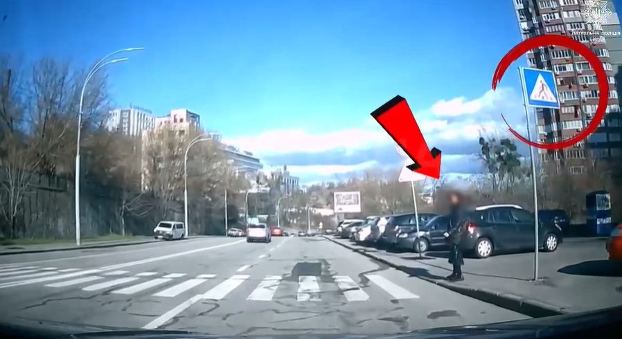Не пропустили жінку на пішохідному переході — отримали штраф: у Києві покарали двох водіїв, відео
