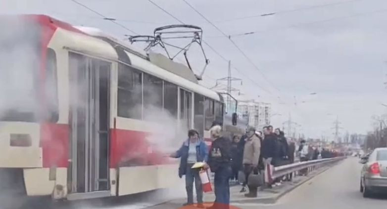 У Києві під час руху загорівся трамвай з пасажирами, відео