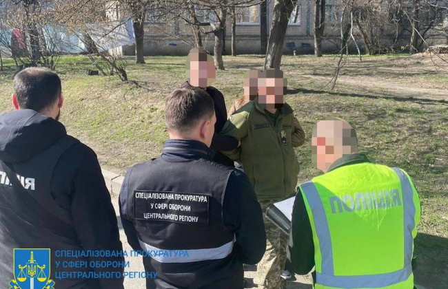 «Помощь» с военным учетом автомобилей за $900: работника Киевского ТЦК задержали на взятке