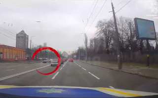 Перетнув подвійну суцільну смугу на очах у поліції: як у Києві покарали порушника, відео
