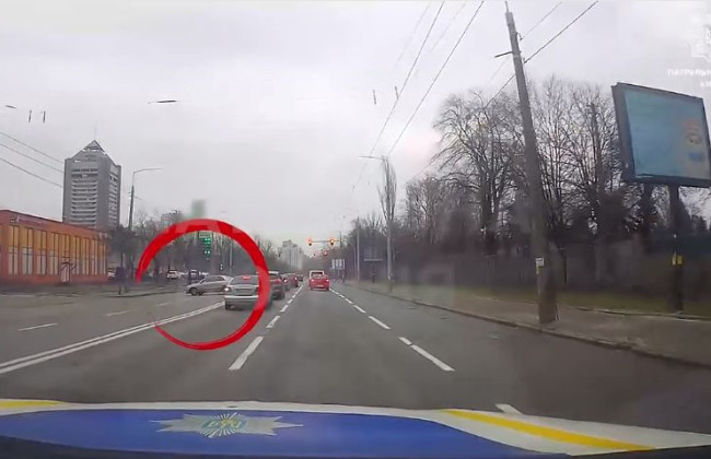 Пересек двойную сплошную полосу на глазах у полиции: как в Киеве наказали нарушителя, видео