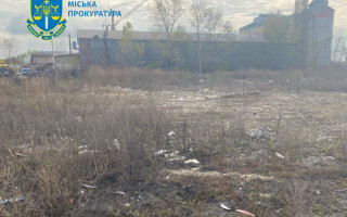 Прокуратура через суд вимагає від міських чиновників ліквідувати незаконне сміттєзвалище в Дарницькому районі