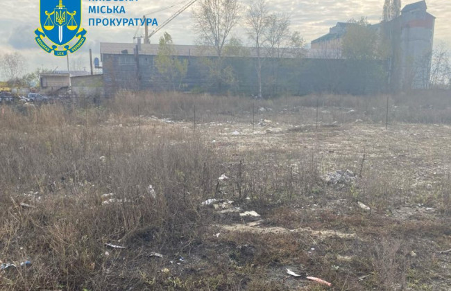 Прокуратура через суд требует от городских чиновников ликвидировать незаконную свалку в Дарницком районе