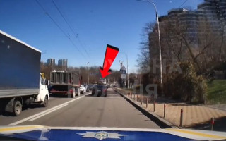 У Києві покарали водія, який вирішив скоротити шлях, проїхавши смугою громадського транспорту: відео
