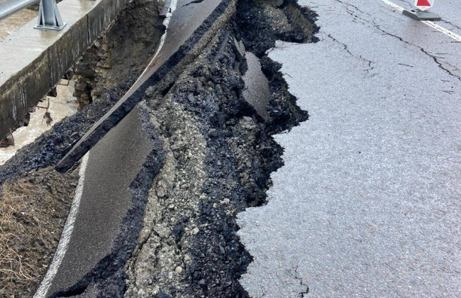 На Закарпатье повреждено дорогу государственного значения из-за оползня