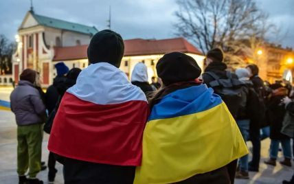 Украинцы в Польше могут получить карты временного проживания