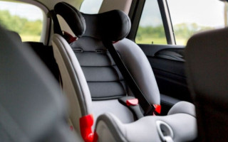 Водителям напомнили о штрафах за перевозку детей в машине без автокресел