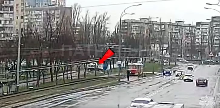 У Києві на Оболоні легковик протаранив трамвай: момент ДТП потрапив на відео