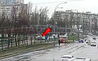 У Києві на Оболоні легковик протаранив трамвай: момент ДТП потрапив на відео