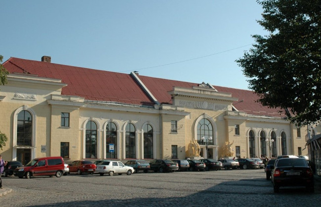 Обнаружили ряд нарушений: прокуратура требует отменить разрешение на ремонт на привокзальной площади в Мукачево