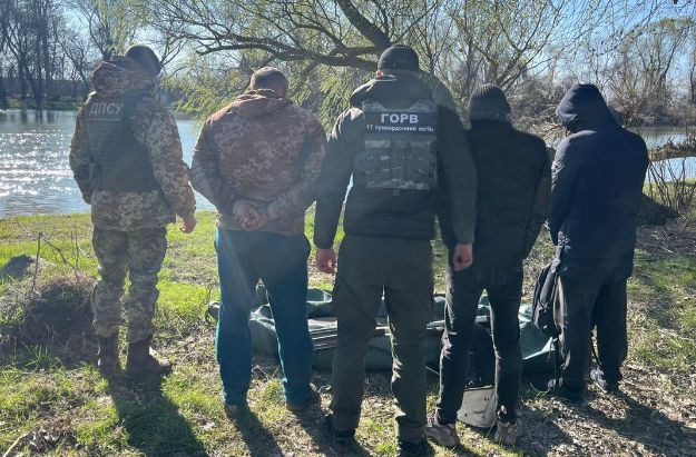 В Румынию на резиновой лодке: пограничники задержали уклонистов и переправителей