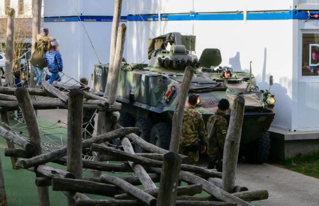 В Швейцарии отец школьника приехал на занятие на БМП с пулиметом: зачем он это сделал