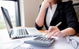 На Хмельниччині суд поновив на роботі бухгалтерку підприємства, через помилку якої працівникам безпідставно нарахували премію