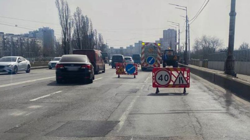 В Киеве на некоторых участках дорог затруднено движение транспорта: назвали улицы