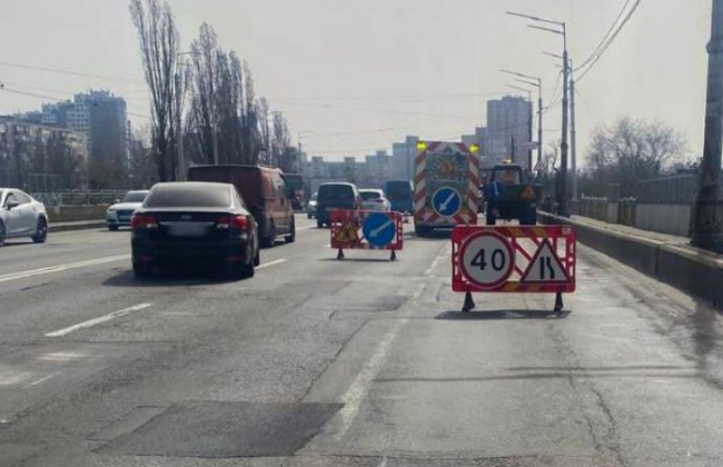 В Киеве на некоторых участках дорог затруднено движение транспорта: назвали улицы