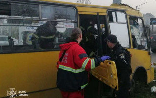 У Києві маршрутка влетіла в електроопору: водія затисло в кабіні, фото