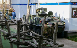 В Швейцарии отец школьника приехал на занятие на БМП с пулиметом: зачем он это сделал