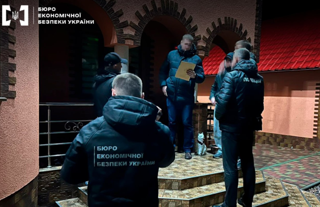 Сдавал поддельную валюту в обменники: в Черновицкой области будут судить злоумышленника