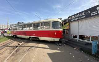 На Позняках у Києві трамвай зійшов з рейок