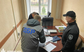 За 15 тысяч долларов обещал «спасти» от уголовной ответственности: ГБР завершило расследование в отношении сумского правоохранителя