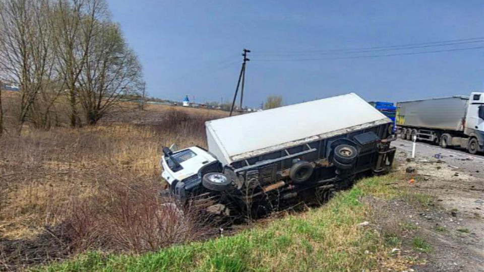 Смертельное ДТП: под Киевом столкнулись два грузовика