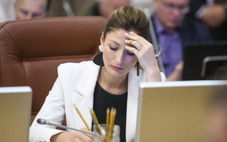 Кабмин уволил Эмине Джапарову с должности первого заместителя главы МИД