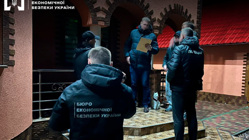 Сдавал поддельную валюту в обменники: в Черновицкой области будут судить злоумышленника