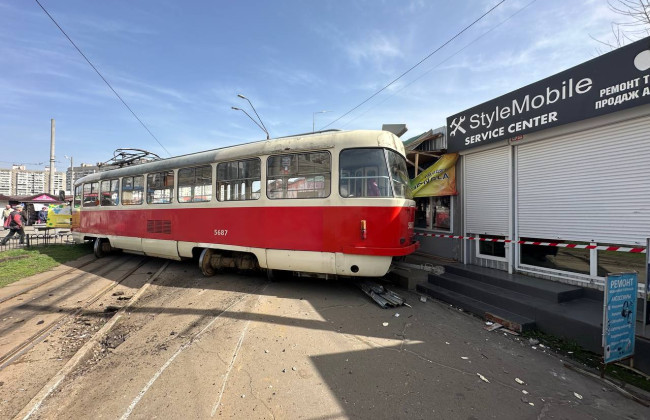 На Позняках в Киеве трамвай сошел с рельсов