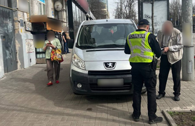 В Киеве наказали «героя парковки», который заблокировал путь пешеходам