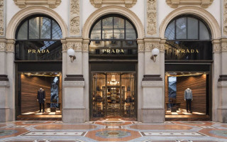 Люксовые бренды Prada, Fendi и Swatch Group массово закрывают магазины в рф: подробности