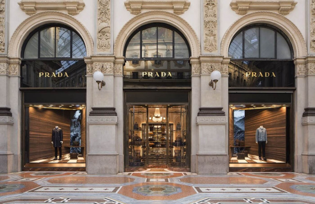 Люксовые бренды Prada, Fendi и Swatch Group массово закрывают магазины в рф: подробности