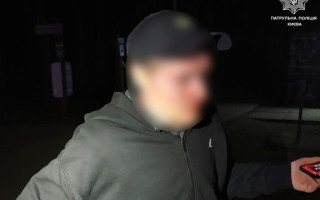 У Києві громадяни затримали чоловіка, який погрожував оточуючим фізичною розправою