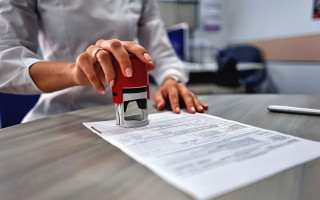 Должен ли плательщик уведомлять налоговую о получении или уничтожении печати: разъяснение