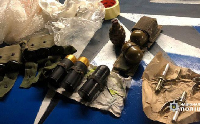 В Киеве на Оболони в гараже обнаружили гранатометные выстрелы и гранаты