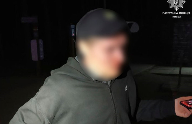 В Киеве граждане задержали мужчину, который угрожал окружающим физической расправой