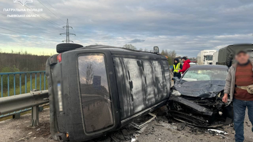Возле Львова произошло серьезное ДТП: полиция частично перекрыла движение по трассе Киев-Чоп