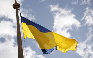 В Киеве из-за сильных порывов ветра и непогоды сняли полотнище флага возле Киевгорсовета