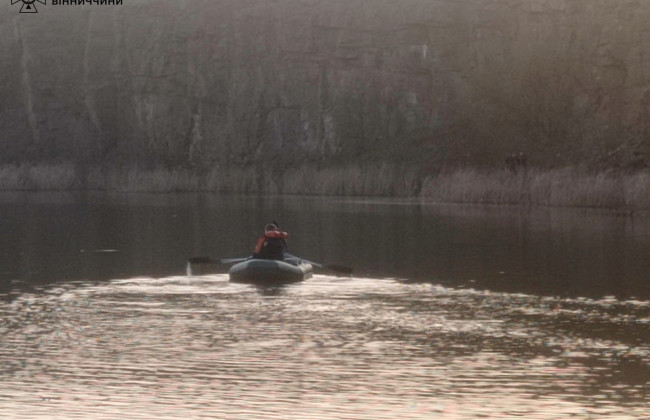 На Виннитчине с высоты 10 метров на территории гранитного карьера упали двое подростков