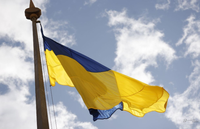 В Киеве из-за сильных порывов ветра и непогоды сняли полотнище флага возле Киевгорсовета