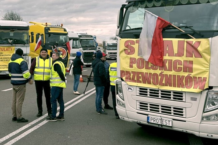 Польские фермеры заблокировали три пункта пропуска: на границе стоят около 1,5 тысячи грузовиков