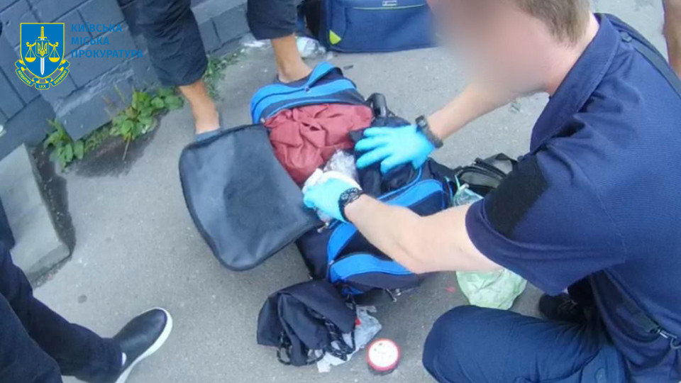 Пограбували будинок та обікрали на зупинці чоловіка з інвалідністю: у Києві судили двох рецидивістів